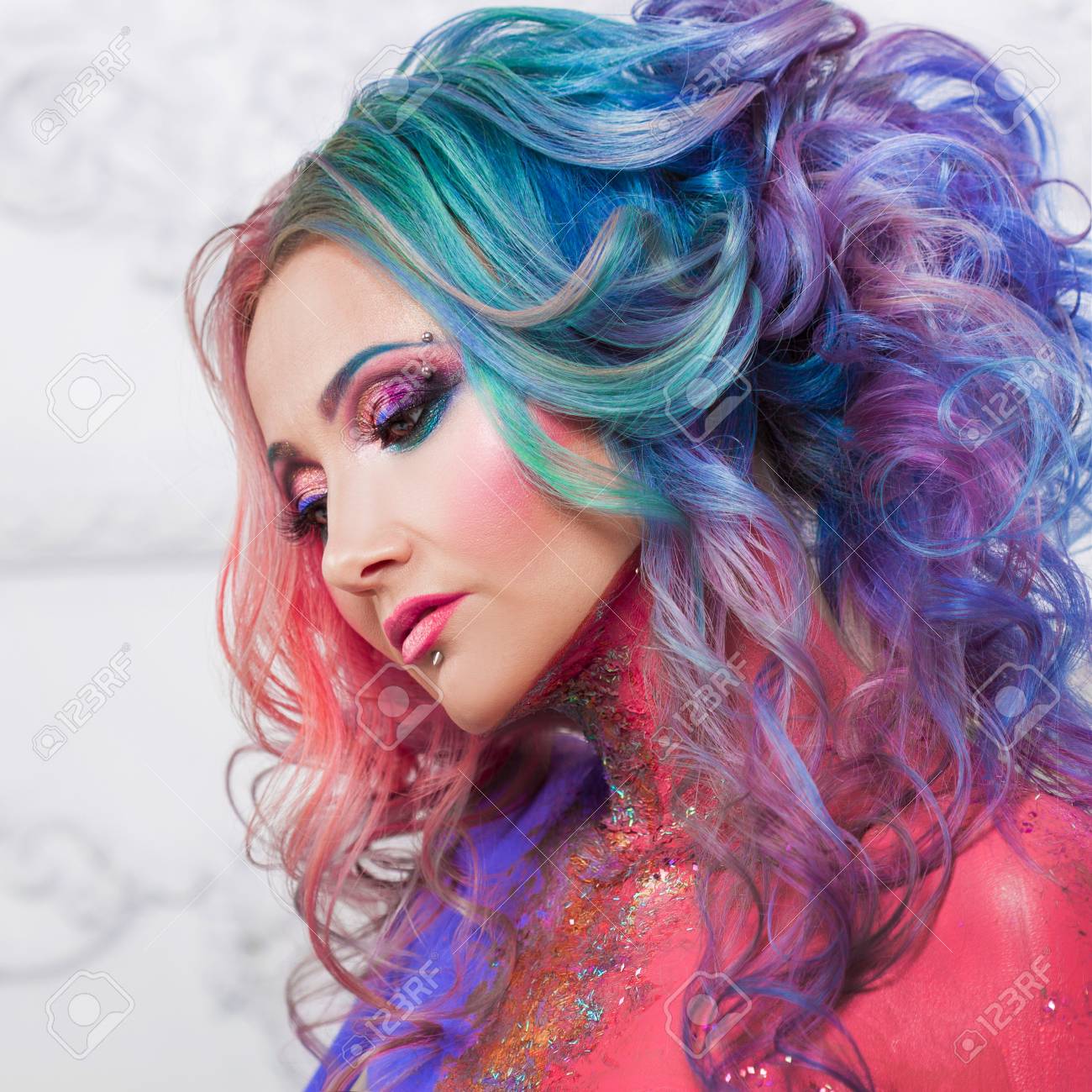 明るい髪の美しい女性 明るい髪の色 カールと髪型 の写真素材 画像素材 Image