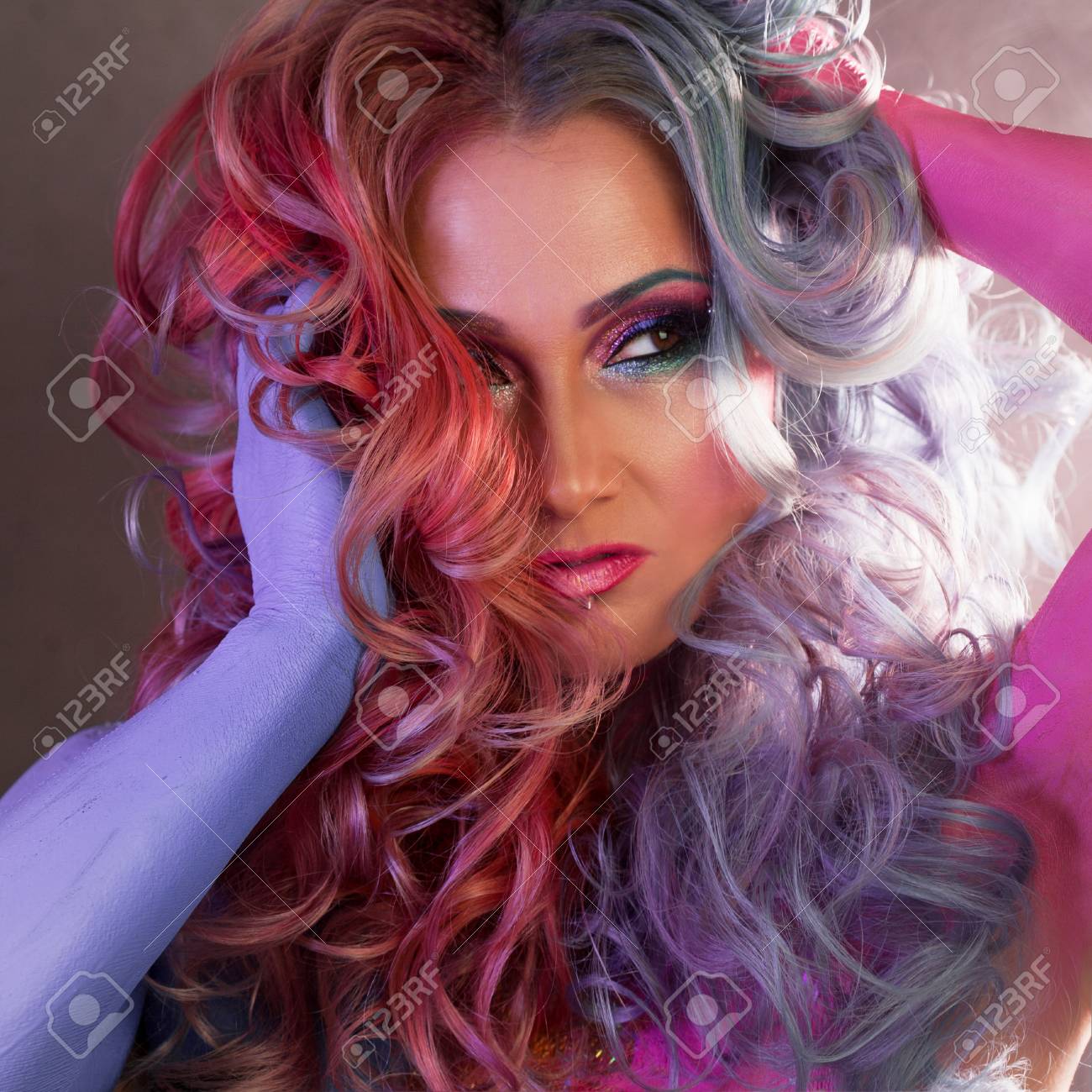 明るい髪の美しい女性 明るい髪の色 カールと髪型 の写真素材 画像素材 Image