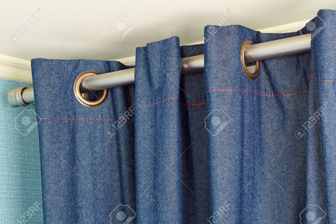 La Partie De Denim Rideaux Avec Anneau Supérieur Rail Banque D ... La Partie De Denim Rideaux Avec Anneau Supérieur Rail Banque D ...