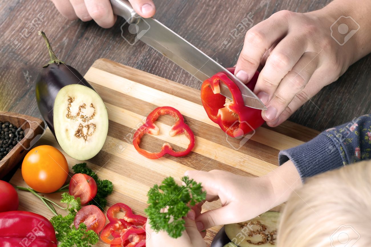 schneidebrett mit essen essen familie kochen und personenkonzept man hacken paprika auf schneidebrett mit und auf schneidebrett mit essen essen familie kochen und personenkonzept man hacken paprika auf schneidebrett mit und auf