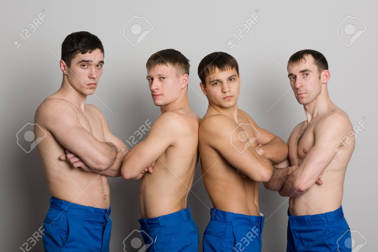 Un Grupo De Chicos Jóvenes Con Cuerpos Musculosos, Desnudo Hasta La  Cintura. Fotos, retratos, imágenes y fotografía de archivo libres de  derecho. Image 10333041
