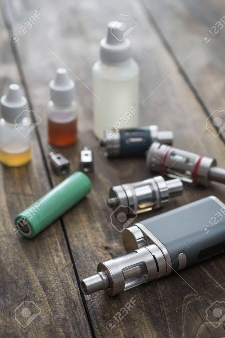 elfbar elfa kaufen Erweiterte Vaping Gerät, E-Zigarette Auf Dem Tisch Lizenzfreie Fotos,  Bilder und Stock Fotografie. Image 63335279