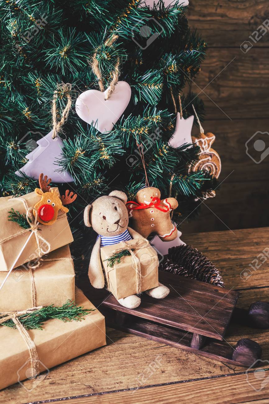 Stock Regali Di Natale.Immagini Stock Regali Di Natale Con Scatole Su Fondo In Legno Stile Vintage Primo Piano Messa A Fuoco Selettiva Giocattolo Orso Slitta Concetto Di Natale Image 90333005