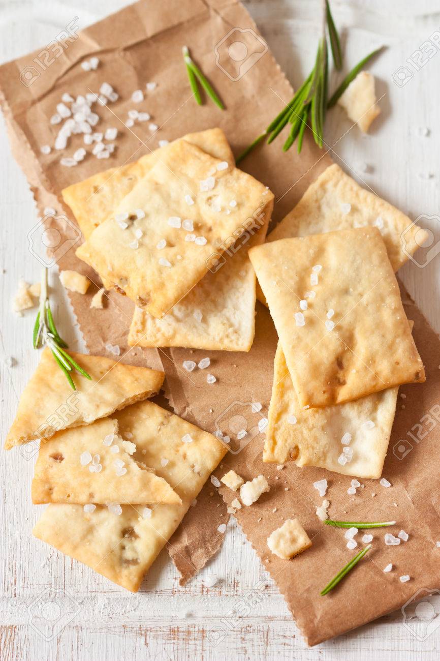 ローズマリーと海と自家製のクラッカーは 古い料理ボード上の前菜の塩します の写真素材 画像素材 Image