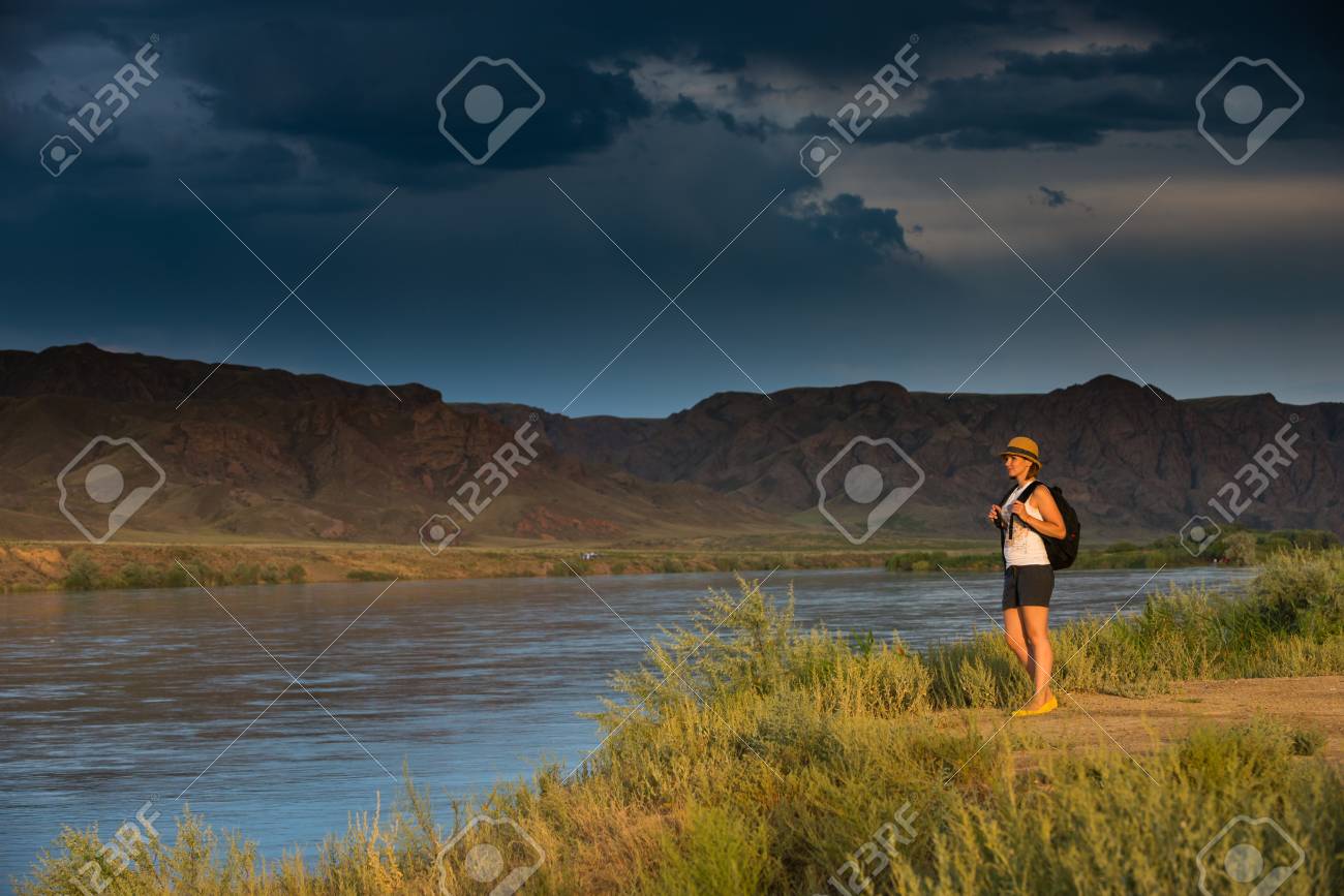 カザフスタンのイリ川渓谷の美しい景色で幸せな若い女性旅行します の写真素材 画像素材 Image