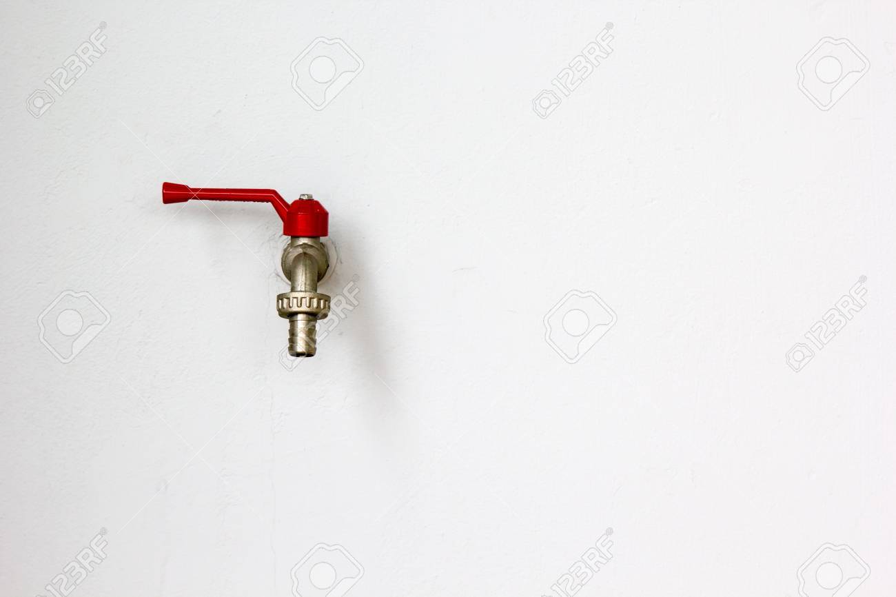 コンクリートの白い壁の背景にクローズ アップ蛇口 の写真素材 画像素材 Image 21419355