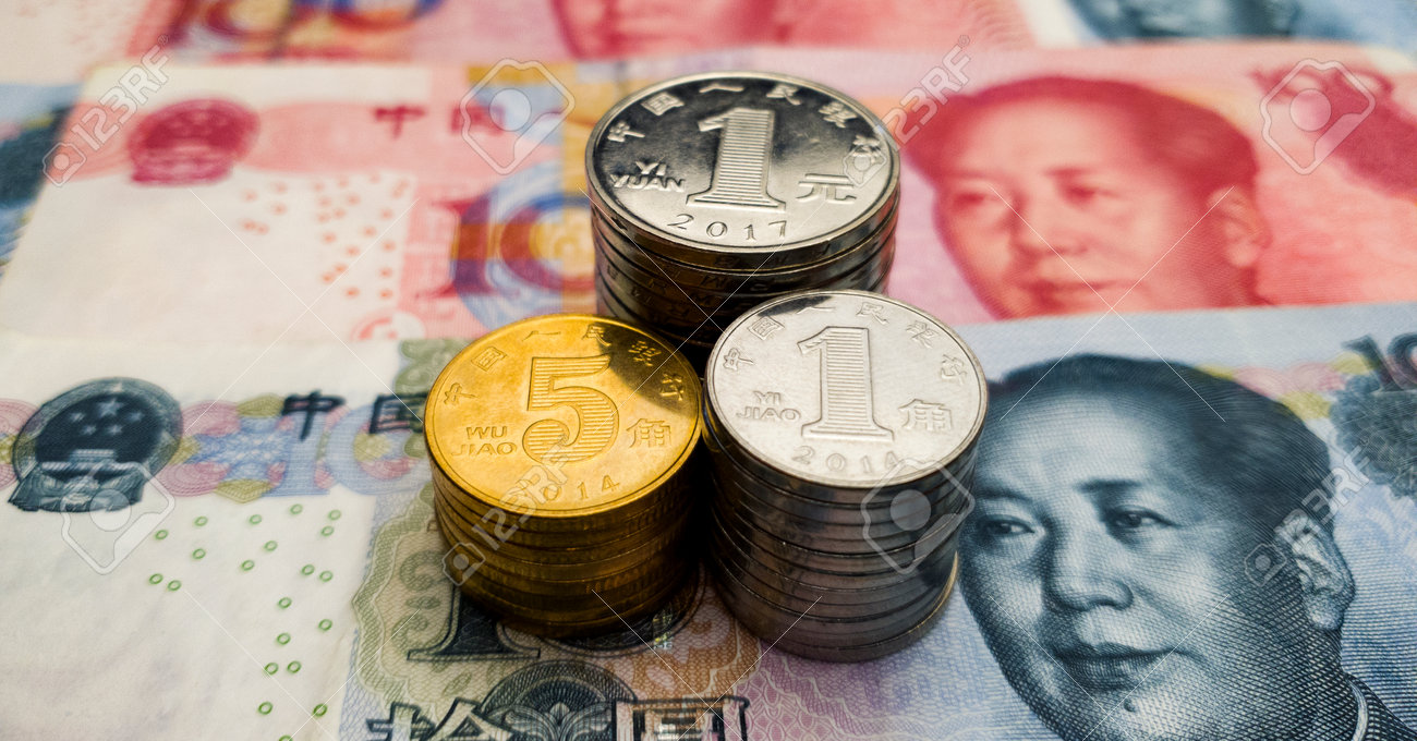 CNY。中国の紙幣に中国の硬貨の山。中国のお金。5ジャオ、1元、1ジャオのクローズアップ。経済、不況、危機の写真素材・画像素材 Image  194463396