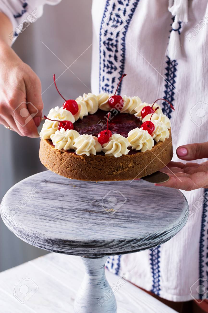 木製ケーキ スタンドにベリーとチェリー ソース飾られたチーズケーキ の写真素材 画像素材 Image 木製ケーキ スタンドにベリーとチェリー ソース飾られたチーズケーキ の写真素材 画像素材 Image