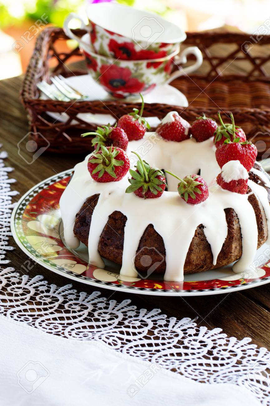 Gateau Au Chocolat Fait Maison Decore De Fraises Lutin Gateau En Forme De Bague Banque D Images Et Photos Libres De Droits Image