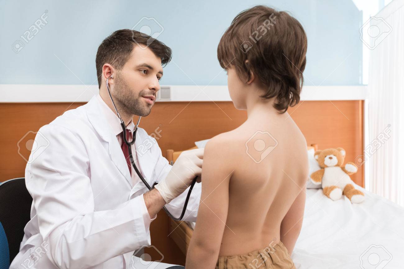 Médico Homem Com Estetoscópio Examinando Menino Sem Camisa No Hospital Foto  Royalty Free, Gravuras, Imagens e Banco de fotografias. Image 72645480