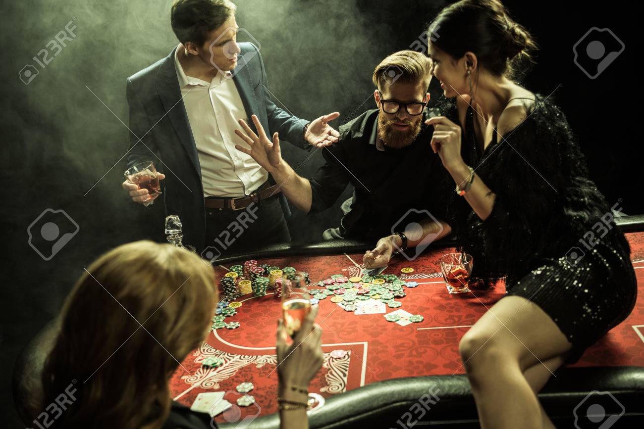 personnes jouant au poker ensemble dans un casino