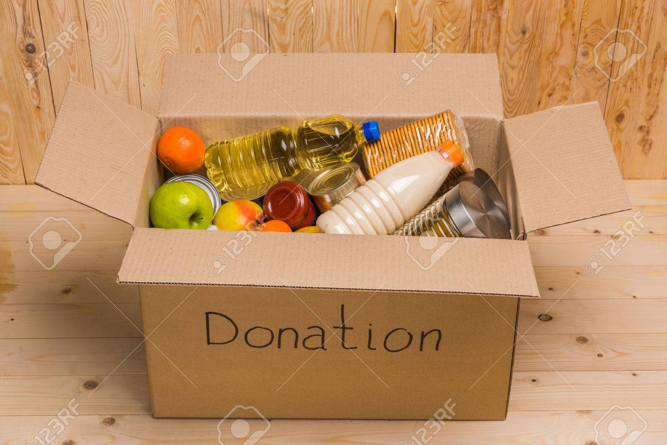 Alimentos Diferentes En Caja De Cartón Con Signo De Donación En La Mesa De Madera, Concepto De Retratos, Imágenes Y Fotografía De Archivo Libres De Derecho. Image 76785497.