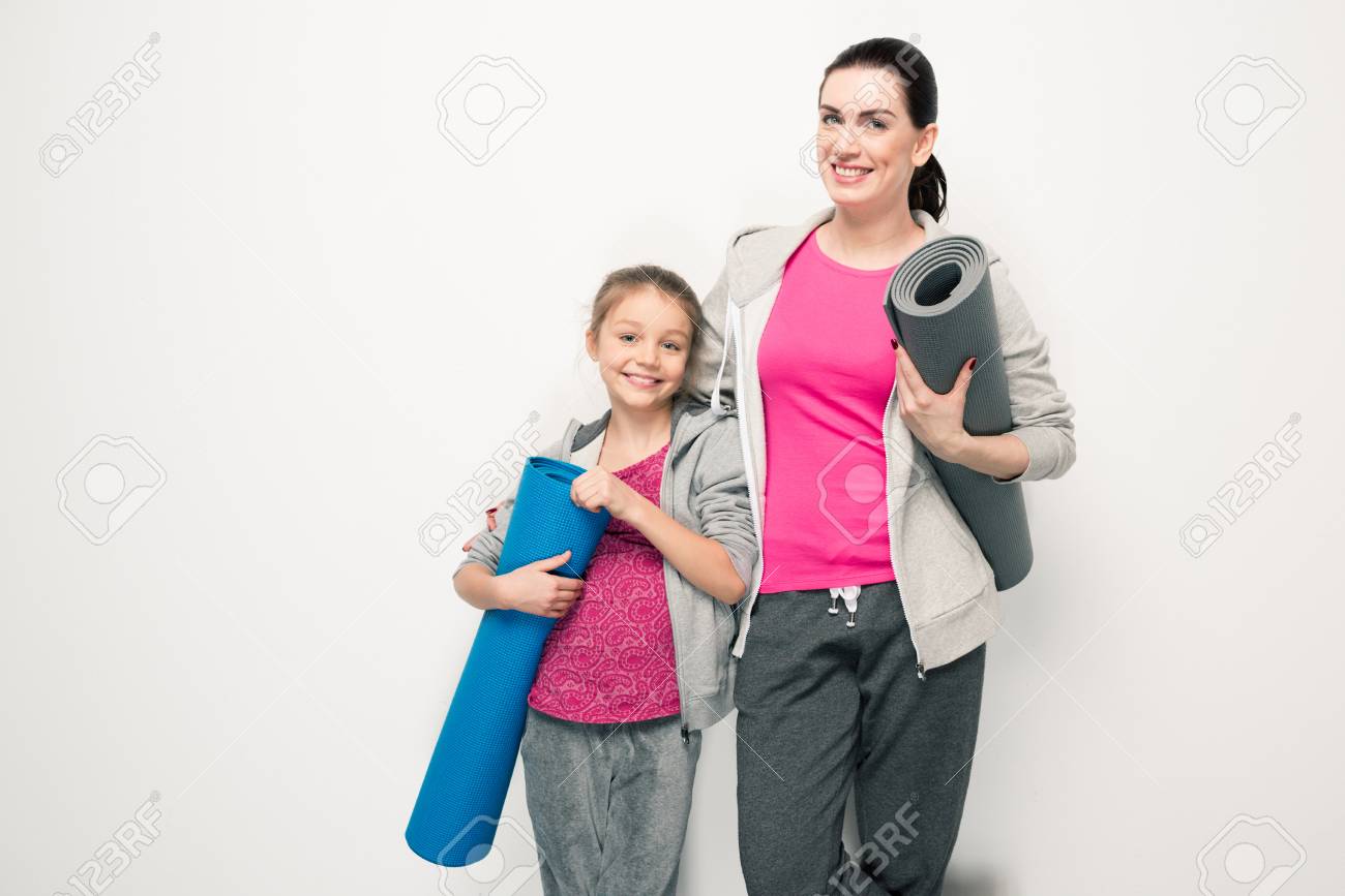 Madre E Hija En Ropa Deportiva Con Colchonetas De Yoga Y Sonriendo A La Cámara Fotos, Retratos, Imágenes Y Fotografía De Archivo Libres De Derecho. Image 77301816. Madre E Hija En Ropa Deportiva Con Colchonetas De Yoga Y Sonriendo A La Cámara Fotos, Retratos, Imágenes Y Fotografía De Archivo Libres De Derecho. Image 77301816.