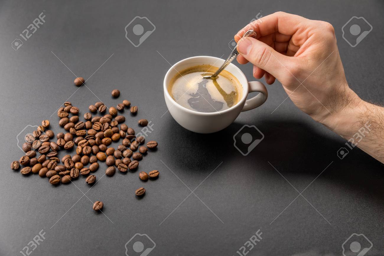 Persona Mezclando Cafe Caliente Con Una Cuchara Fotos Retratos