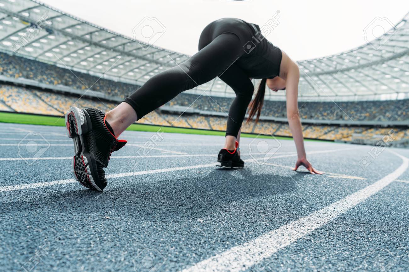 Mujer Joven En Ropa Deportiva En Posición De Salida En Atletismo Fotos, Retratos, Imágenes Y De Libres De Derecho. Image 79234280.