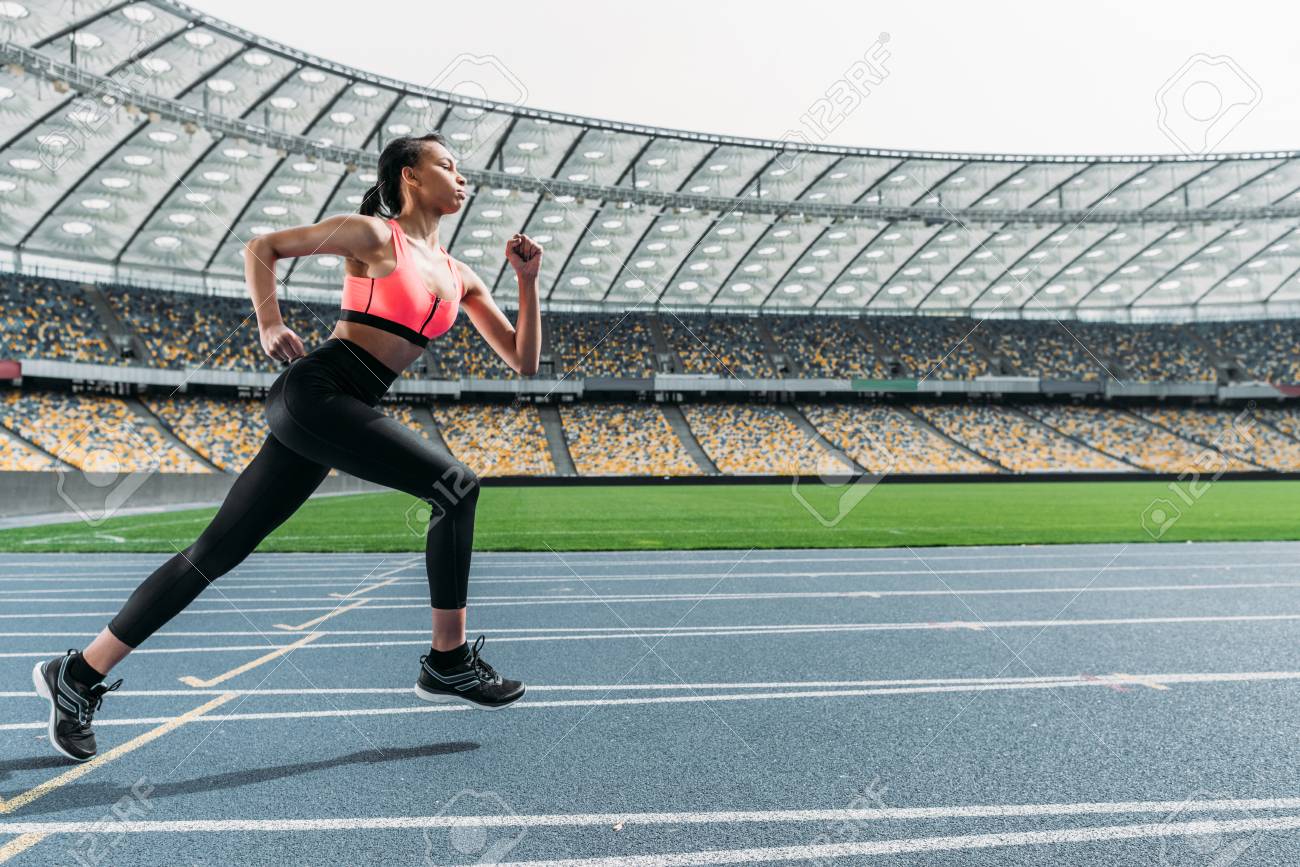 スポーツウェア ランニング陸上競技場で短距離走の運動の若い女性 の写真素材 画像素材 Image