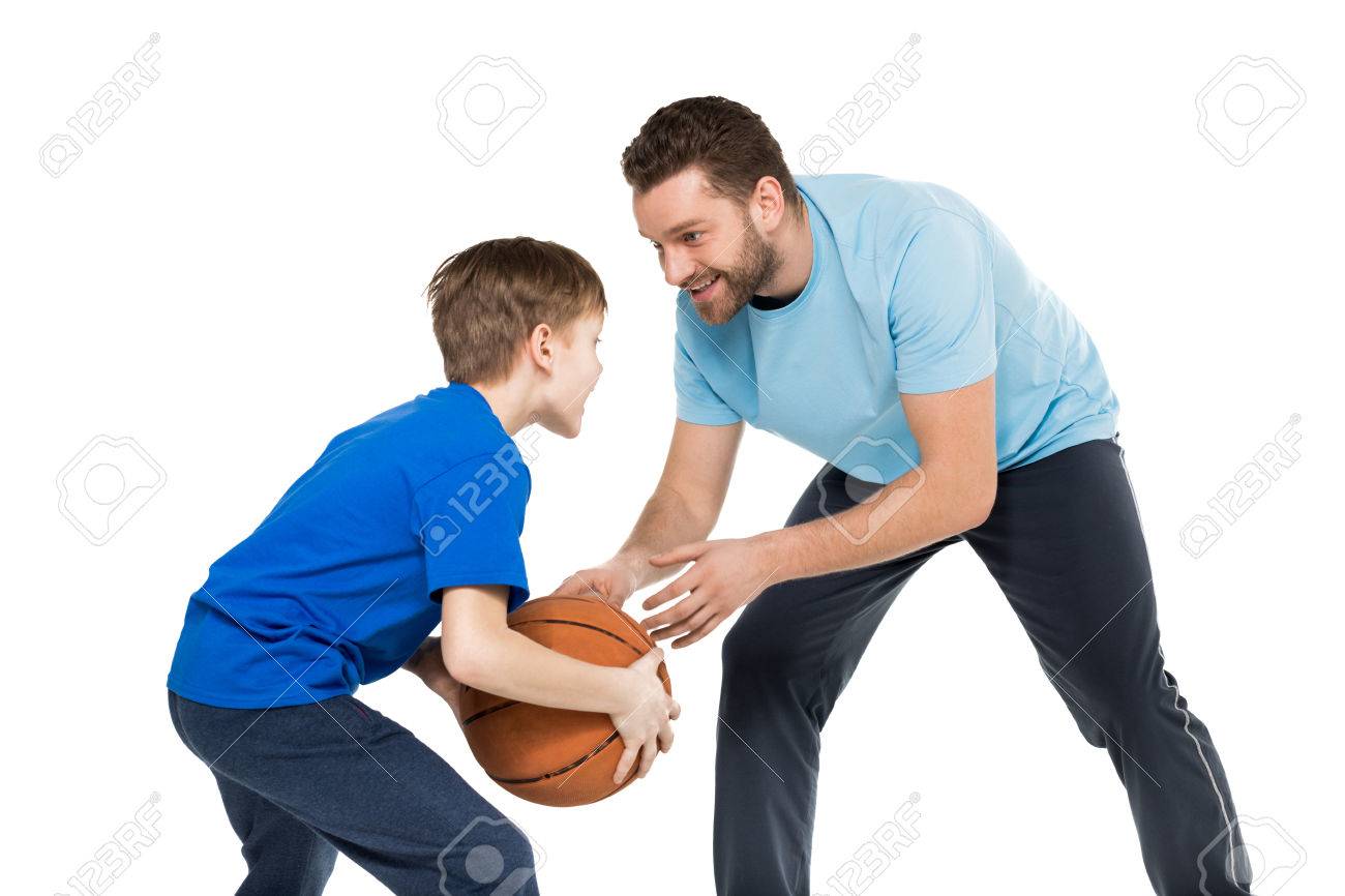 Père, fils, jouer, basket ball, isolé, blanc Père, fils, jouer, basket ball, isolé, blanc