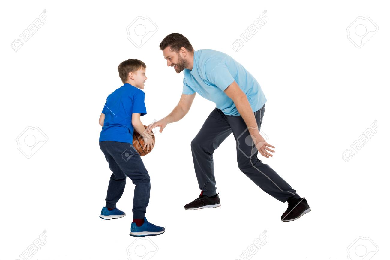 Père, fils, jouer, basket ball, isolé, blanc Père, fils, jouer, basket ball, isolé, blanc