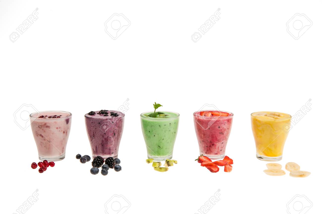 ガラスコップの白で隔離で新鮮なフルーツのスムージーのクローズ アップ ビュー の写真素材 画像素材 Image
