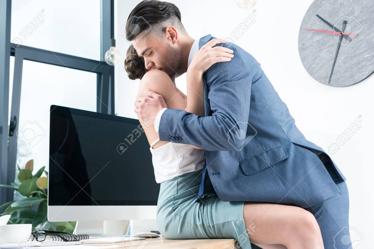 Leidenschaftliche Geschaftskollegen Kussen Im Vorspiel Am Arbeitsplatz Im Buro Lizenzfreie Fotos Bilder Und Stock Fotografie Image 83184667