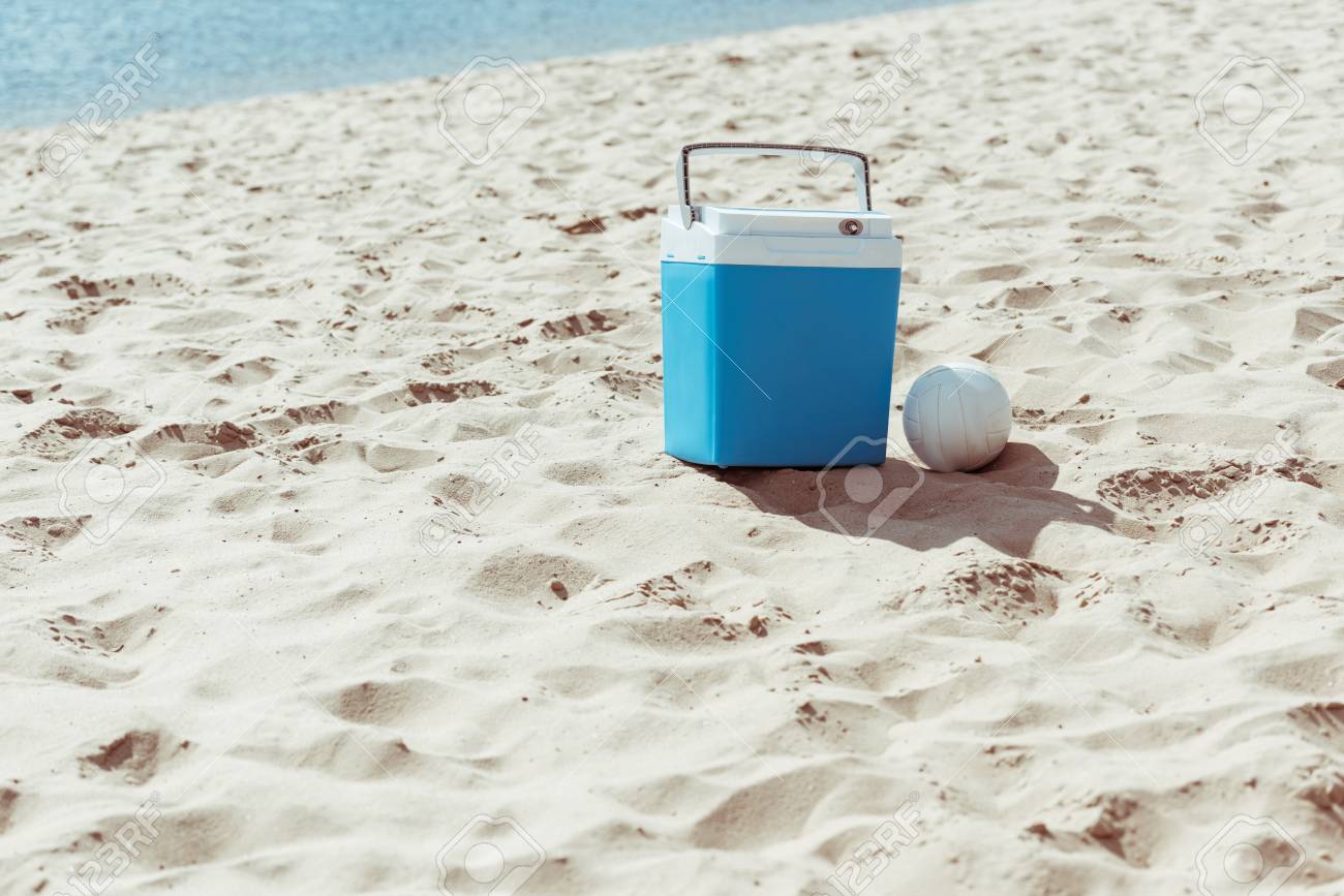 砂浜のビーチで 青いクーラー ボックス バレーボールのボール の写真素材 画像素材 Image