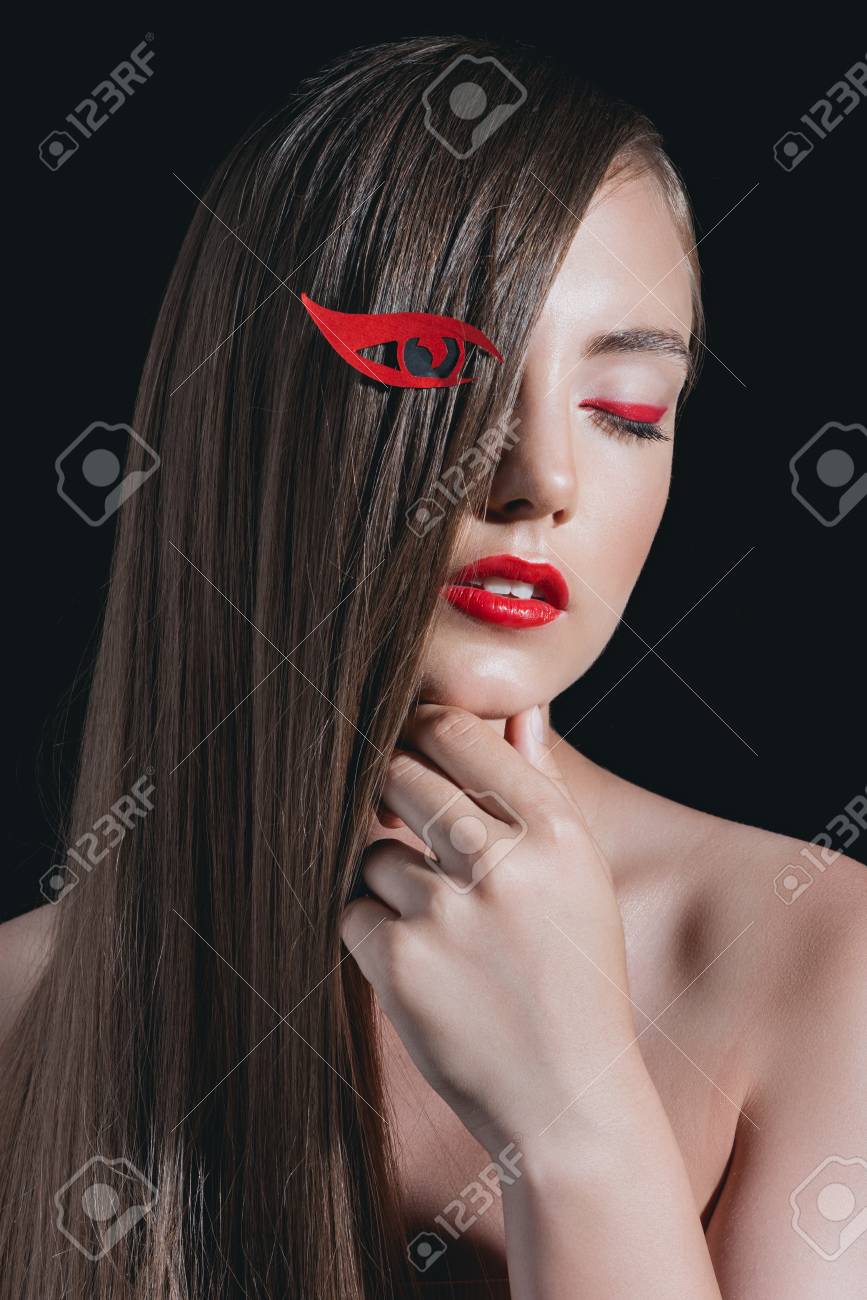 明るい紙化粧 ファッションの撮影のためにポーズとスタイリッシュな女性のポートレート の写真素材 画像素材 Image