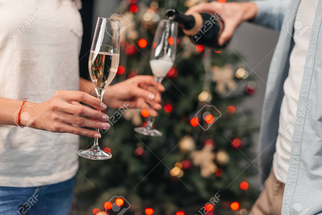 クリスマスイブの日にシャンパンを飲むカップルの部分拡大 の写真素材 画像素材 Image