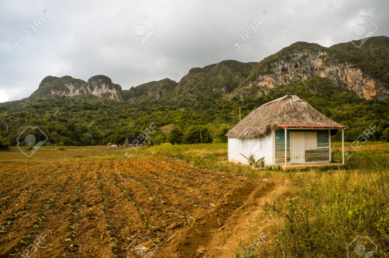 Wunderschone Szenische Landschaft Mit Kleinem Haus In Bergen Lizenzfreie Fotos Bilder Und Stock Fotografie Image 89997244
