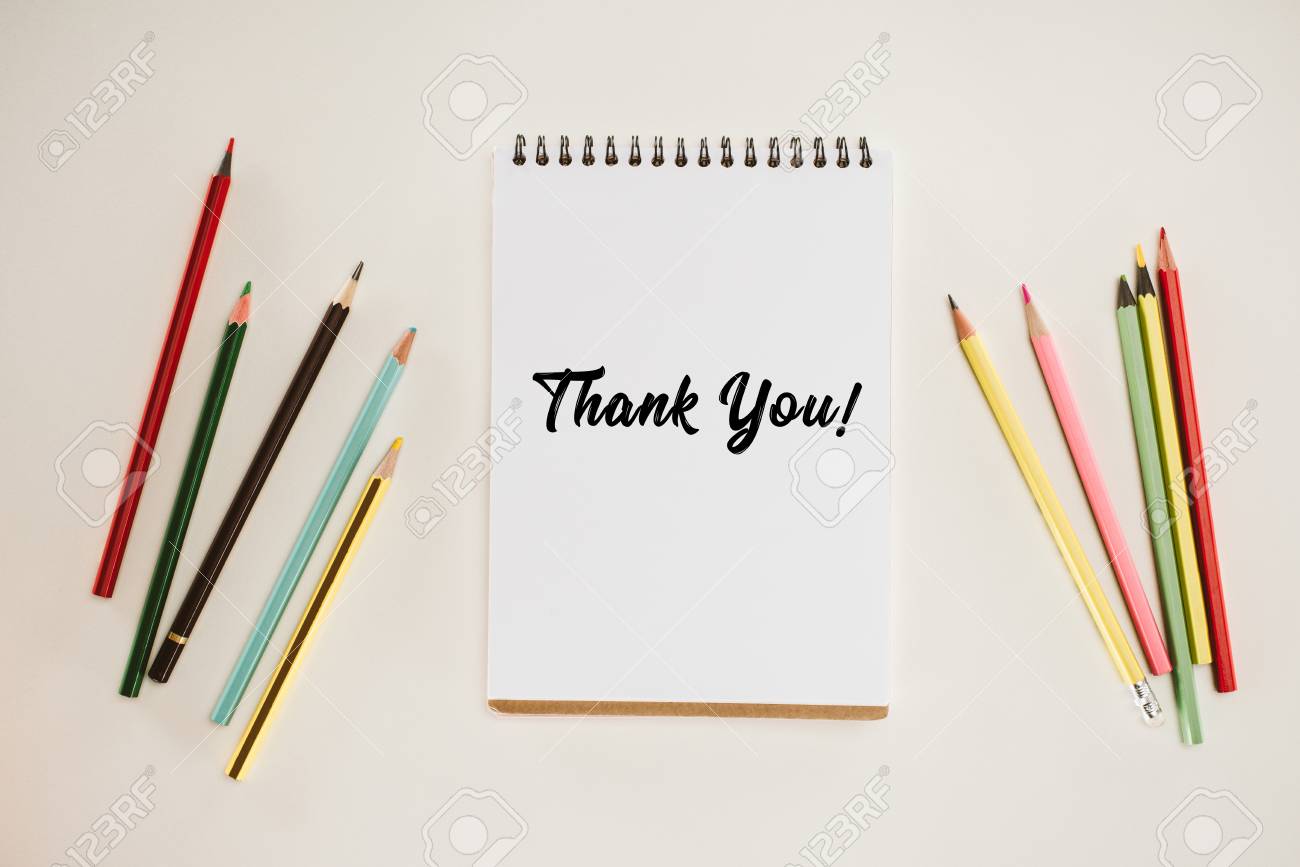 白に隔離された手紙とカラフルな鉛筆をありがとうとメモ帳のトップビュー の写真素材 画像素材 Image
