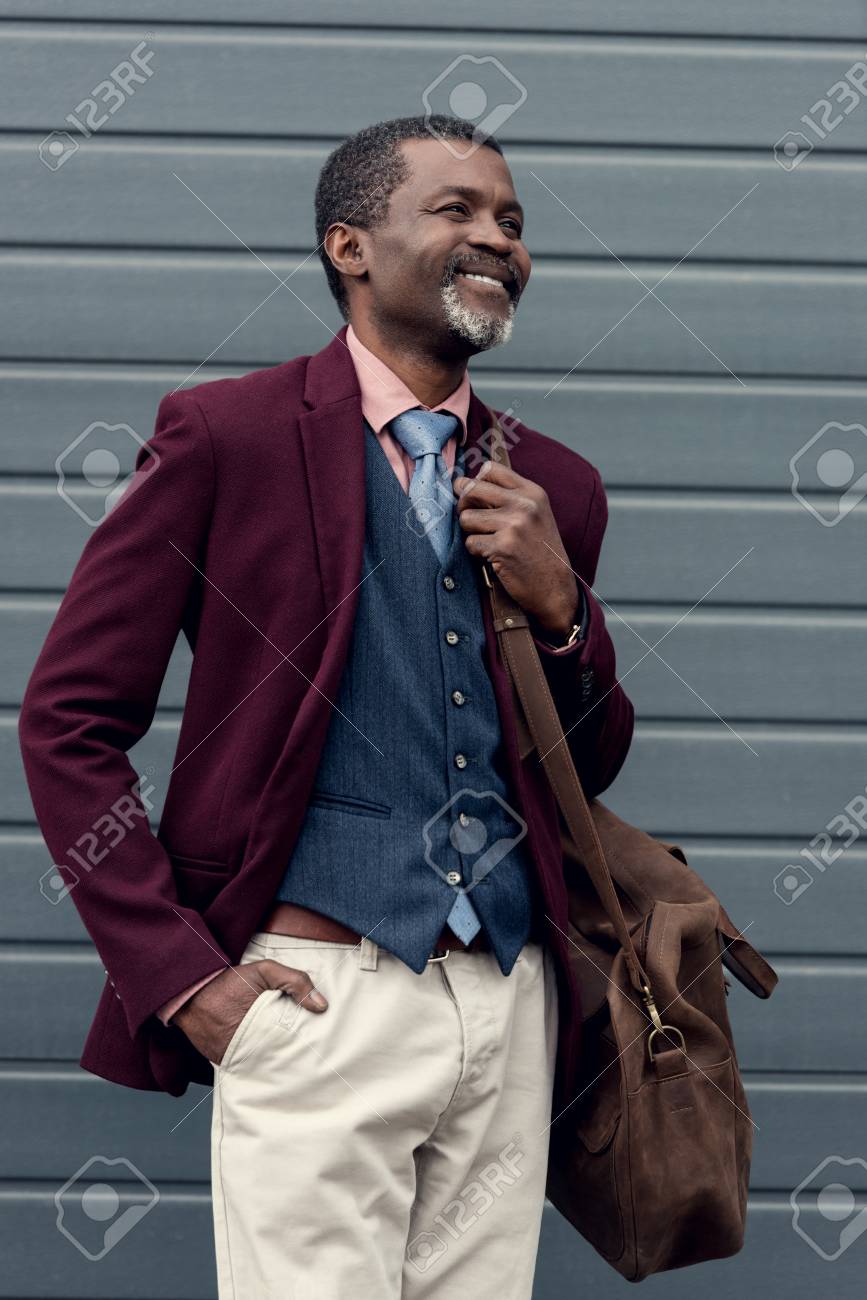 Immagini Stock Felice Elegante Uomo Afroamericano Con Borsa In