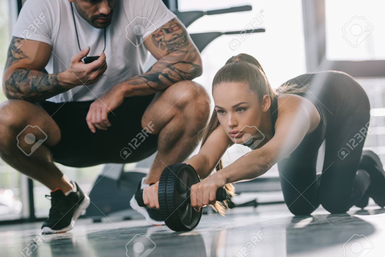 Personal Trainer Masculino Sentado Com Temporizador E Jovem
