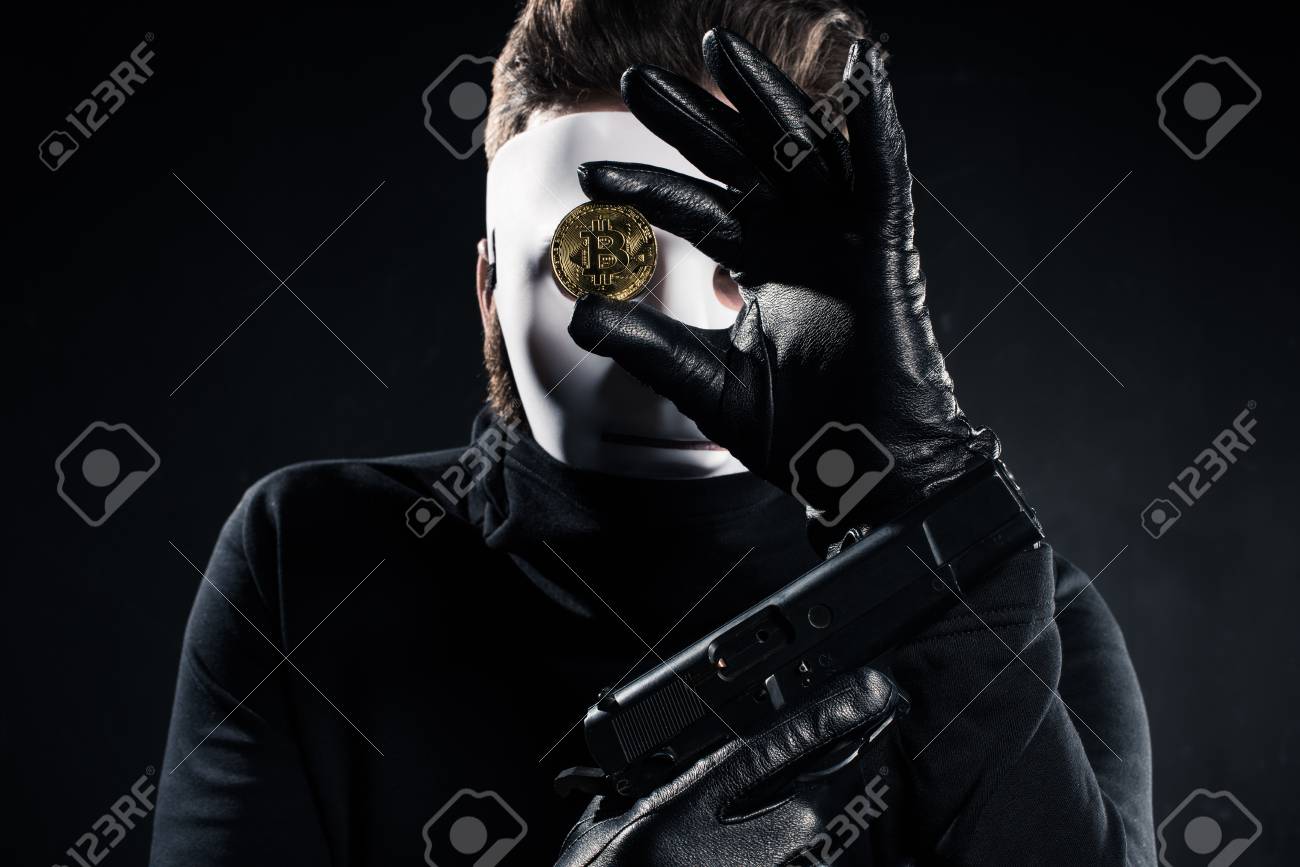 총과 황금 비트코인을 들고 흰색 마스크의 도둑 로열티 무료 사진, 그림, 이미지 그리고 스톡포토그래피. Image 110950353