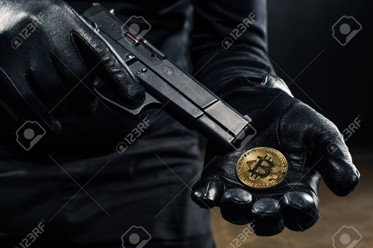 도둑의 손에 있는 총과 비트코인의 클로즈업 보기 로열티 무료 사진, 그림, 이미지 그리고 스톡포토그래피. Image 110950306