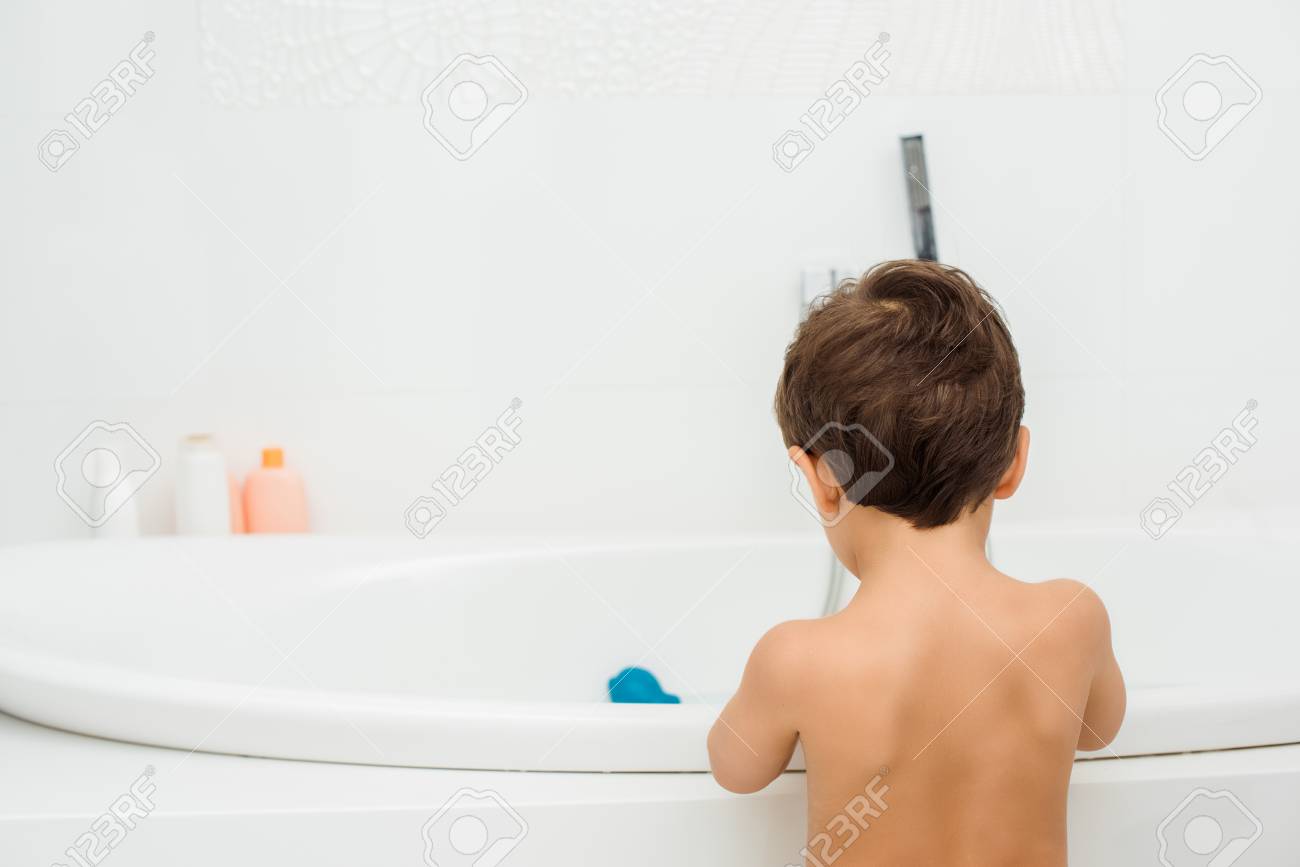 裸の幼児 白いバスルームに立って裸の幼児の少年の写真素材・画像素材 Image 112228537
