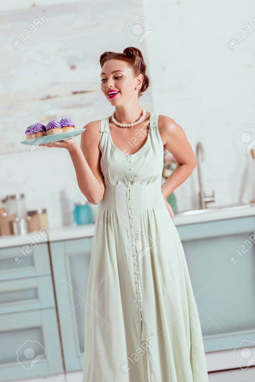 Pin Up Girl l gante En Robe Longue Tenant Une Assiette Pleine De