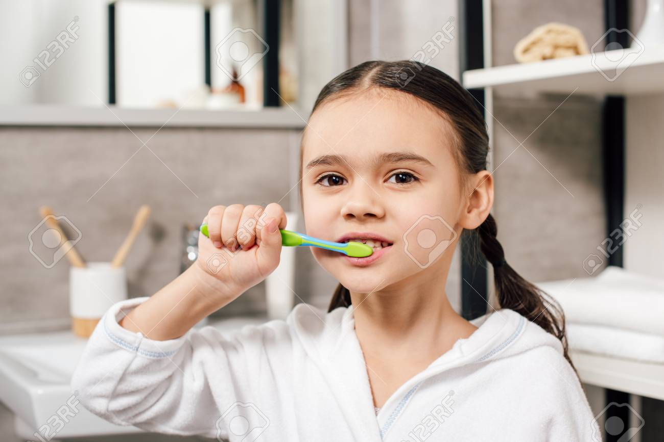 мама и дочь чистят зубы. Brother brushing his sister's teeth. брат и сестра чистят зубы. что я смотрел моя сестра чистит зубы. братья чистят зубы.