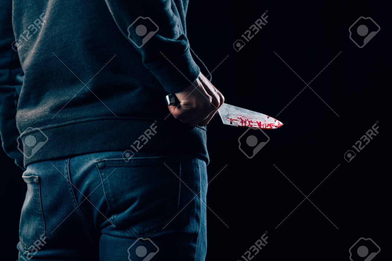 黒に隔離されたナイフを持つ殺人者のトリミングされたビューの写真素材・画像素材 Image 122959749