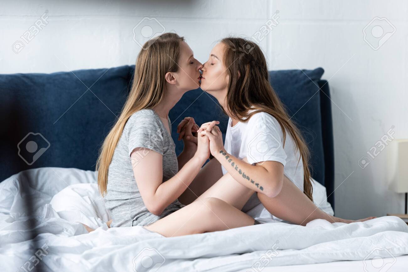 Girls Kising In Bed