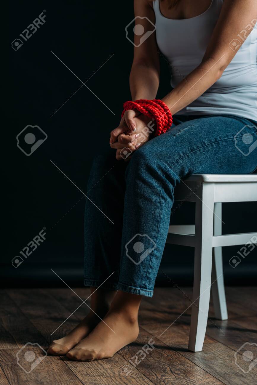 Sit on hand. мужчина закинул ногу на ногу. руки за головой. боль в спине. Sit on hand.