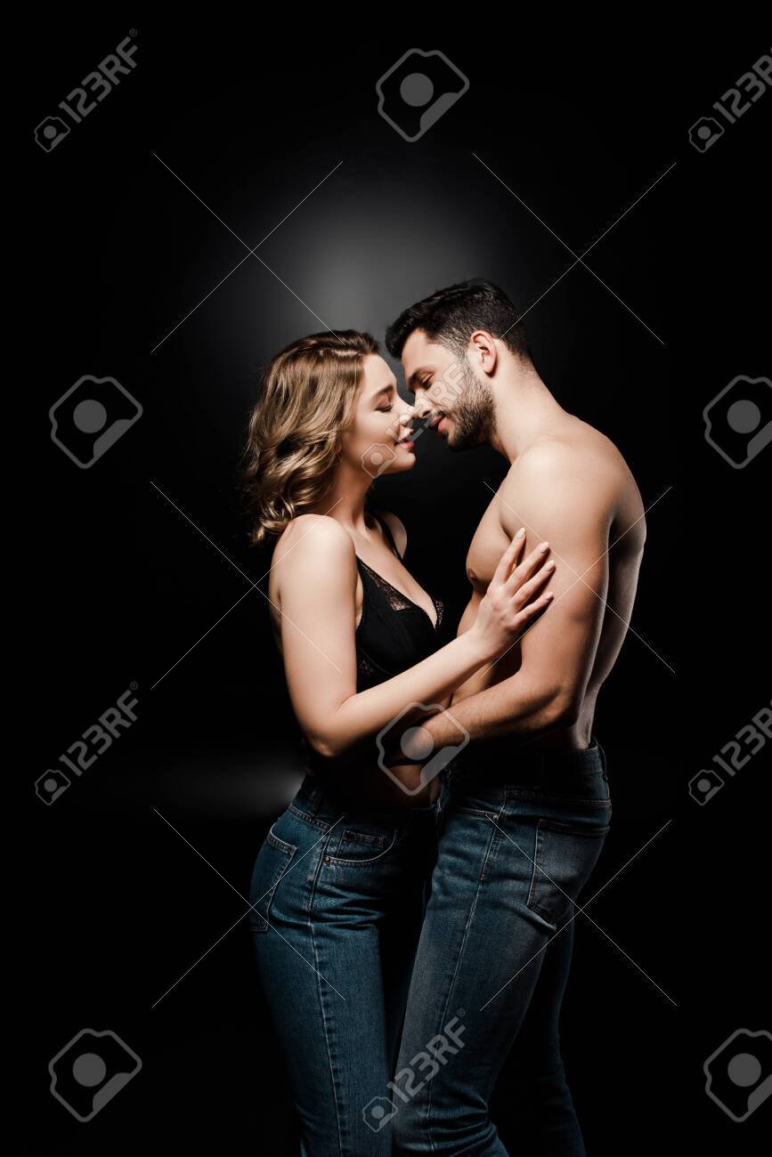 ブラジャー 側面 セクシー セクシーな上半身裸の男と黒の背景に抱き締めるブラジャーの美しい女の子の側面図の写真素材・画像素材 Image 145823924