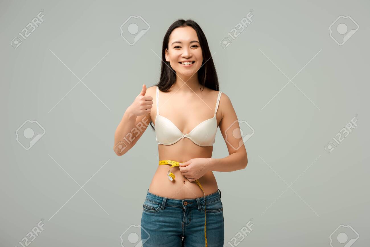 Лифчик. Расстегивает бюстгальтер. Средняя грудь. 2 размер груди. Сняла лифчик и показала.