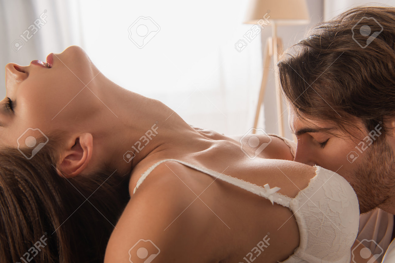 おっぱいもみ キス  