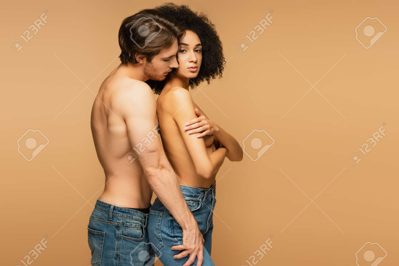 Kazantipdagi yalangoch qizlar