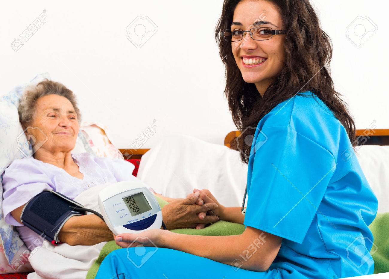 先輩患者のデジタル血圧計を使って看護師します の写真素材 画像素材 Image