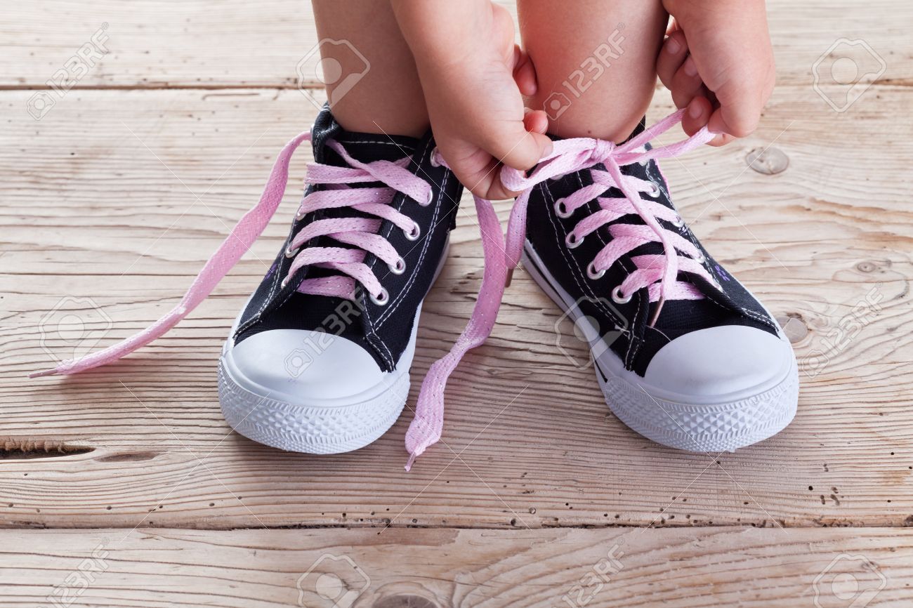 子供の手を古い木の床の背景の靴ひもを結ぶ の写真素材 画像素材 Image 子供の手を古い木の床の背景の靴ひもを結ぶ の写真素材 画像素材 Image
