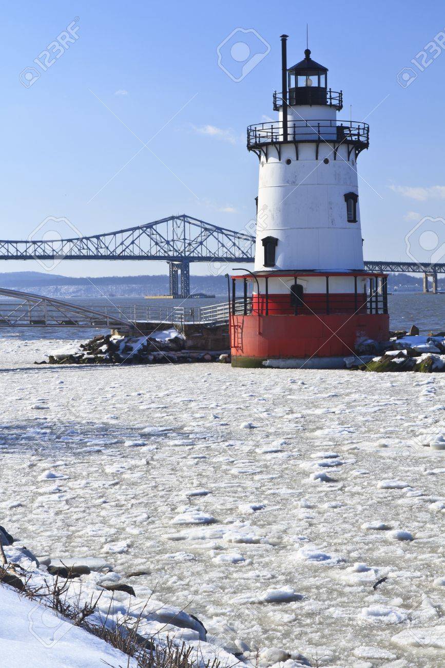 Sleepy Hollow lighthouse in front of the Tappan Zee Bridge on an icy Hudson River in New York. - 11545919 Sleepy Hollow lighthouse in front of the Tappan Zee Bridge on an icy Hudson River in New York. - 11545919