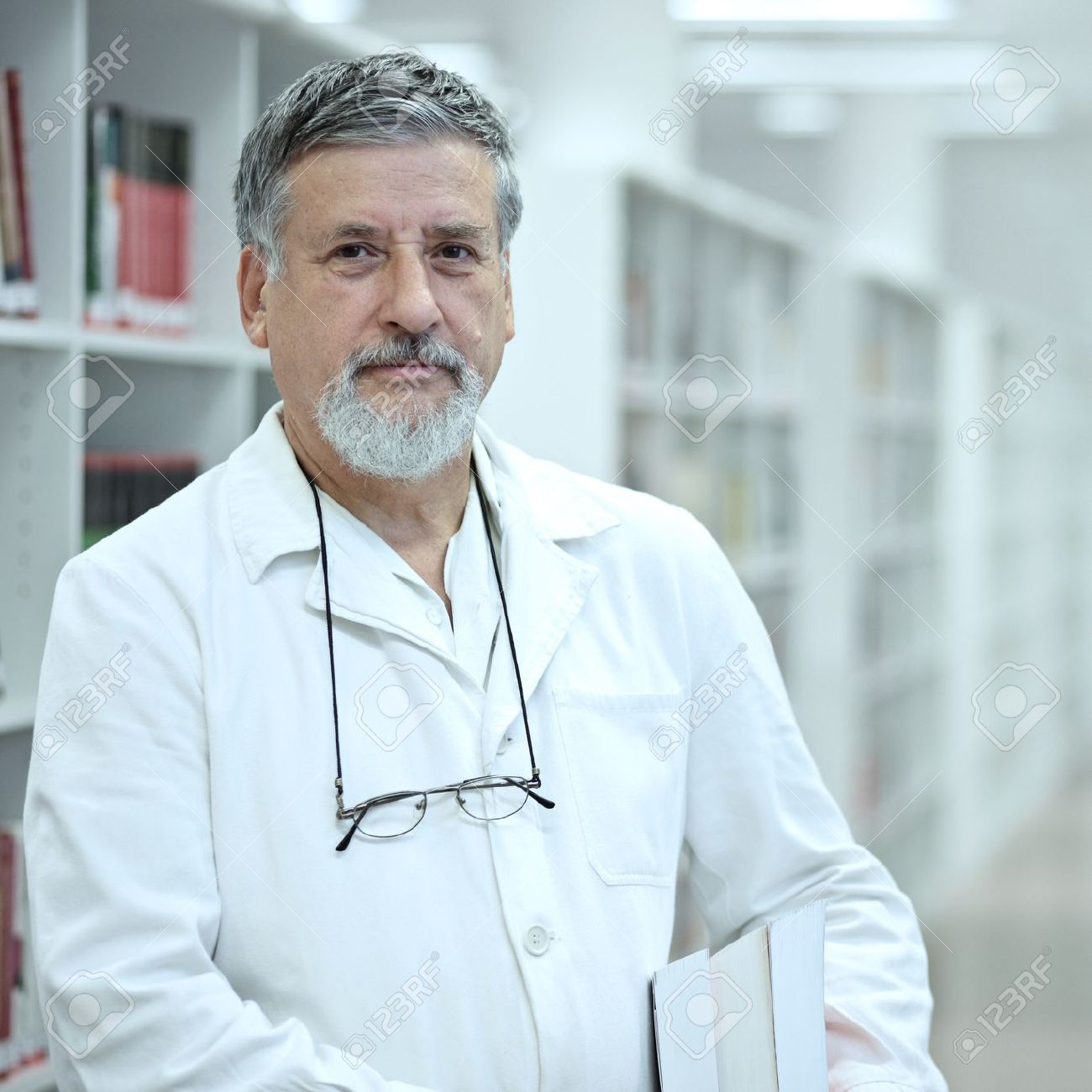 有名な科学者 医師病院研究センター 自信を持って探してライブラリ の写真素材 画像素材 Image 有名な科学者 医師病院研究センター 自信を持って探してライブラリ の写真素材 画像素材 Image