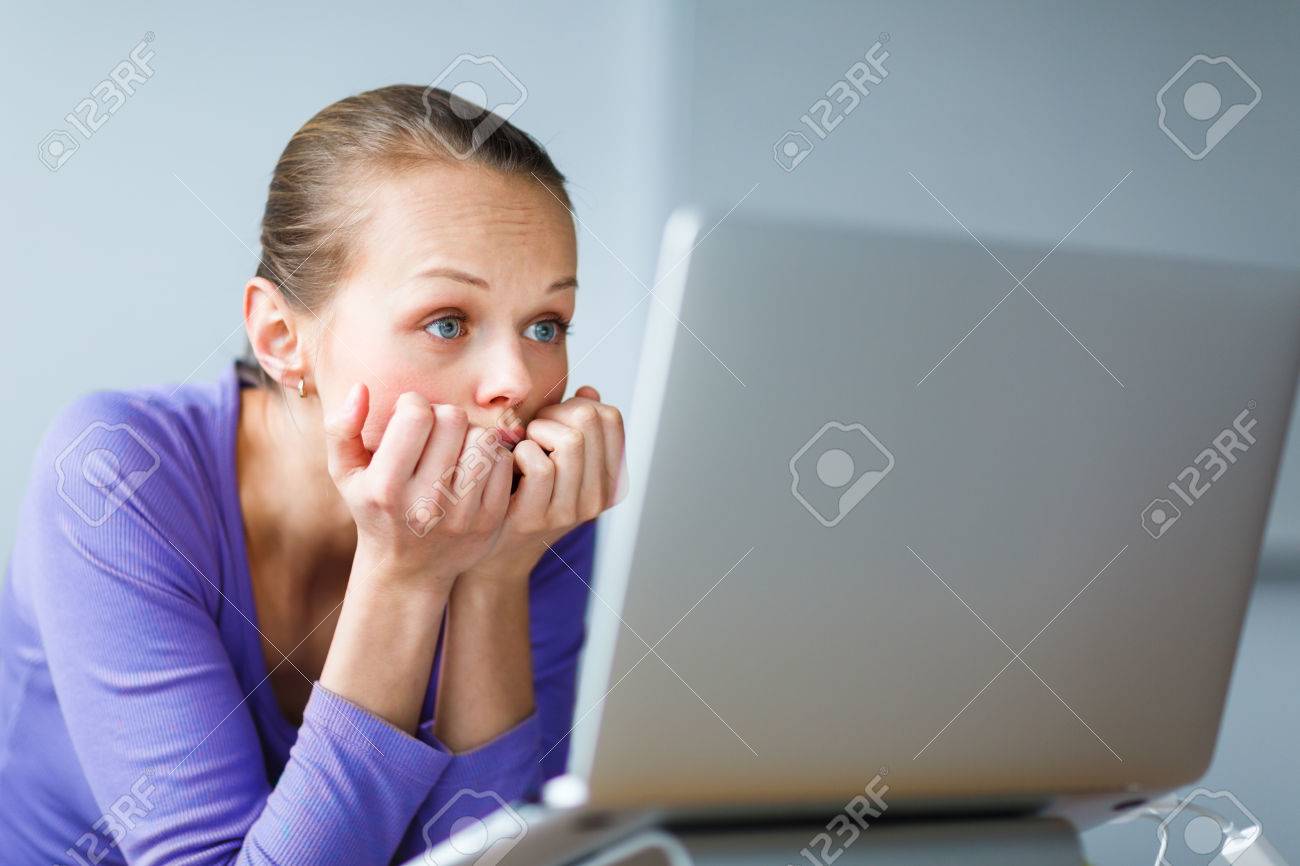 Arbeiten Zu Hart Junge Frau Arbeitet An Einem Computer In Einem Buro Mit Wunden Rucken Mit Arbeit Uberlastet Zu Viel Sitzen Zu Viel Stress Auf Die Augen Lizenzfreie Fotos Bilder