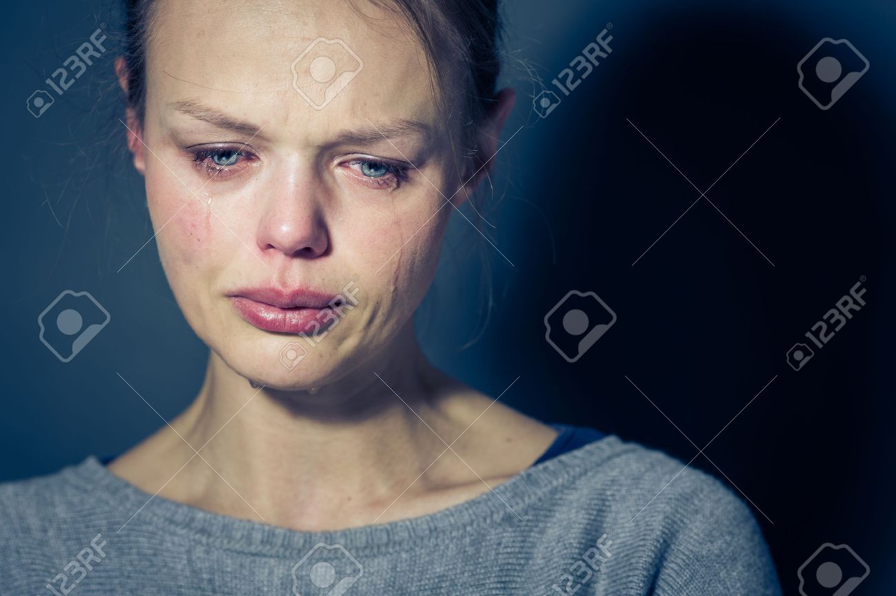 Junge Frau Leidet An Einer Schweren Depression Angst Traurigkeit Weinen Tranen Kommen Aus Den Augen Lizenzfreie Fotos Bilder Und Stock Fotografie Image 51207681