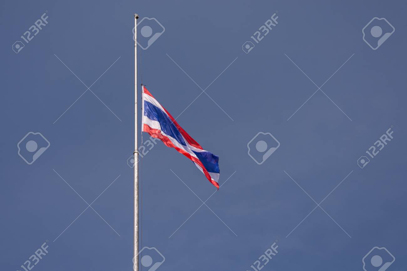タイの旗が半マストに低下しました の写真素材 画像素材 Image